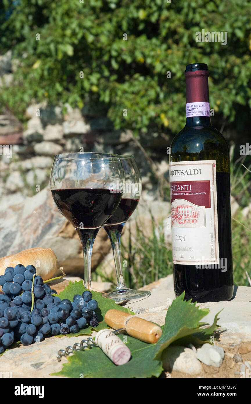 Picknick mit Wein Chianti in der Nähe von Siena, Toskana, Italien, Europa Stockfoto