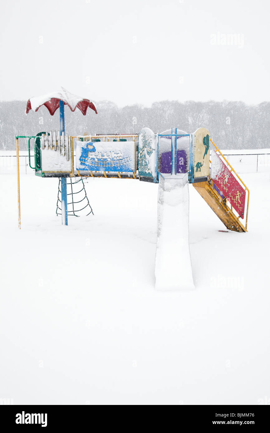 Kinderspielplatz im Winterschnee, Schottland, Großbritannien Stockfoto