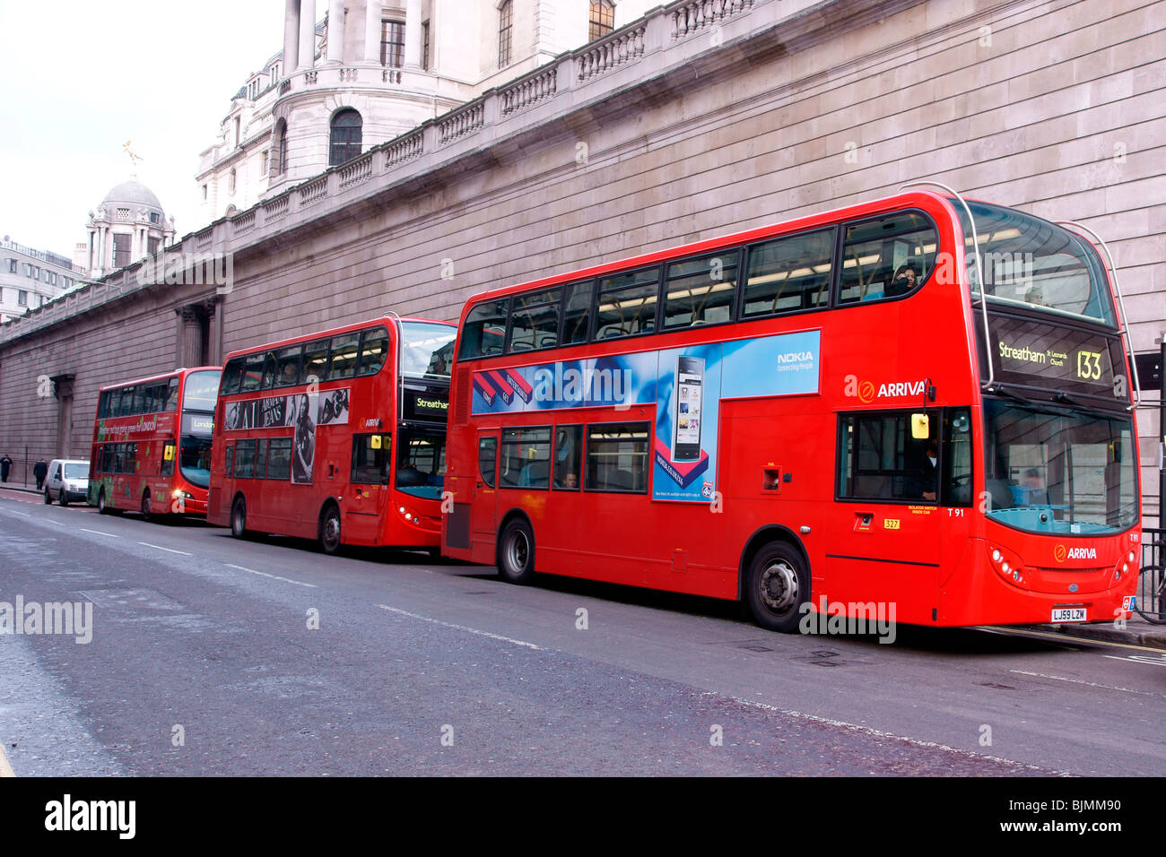 Drei Londoner Doppeldecker-Bussen in einer Linie Stockfoto