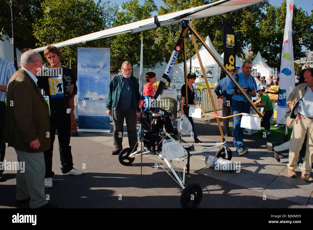 Paris, France, Medium Crowd People Visiting Alternative Transportation Show, ("Fete des Transport"), Ultra-Li-ght Airplane, Outside, france innovation, street event Stockfoto