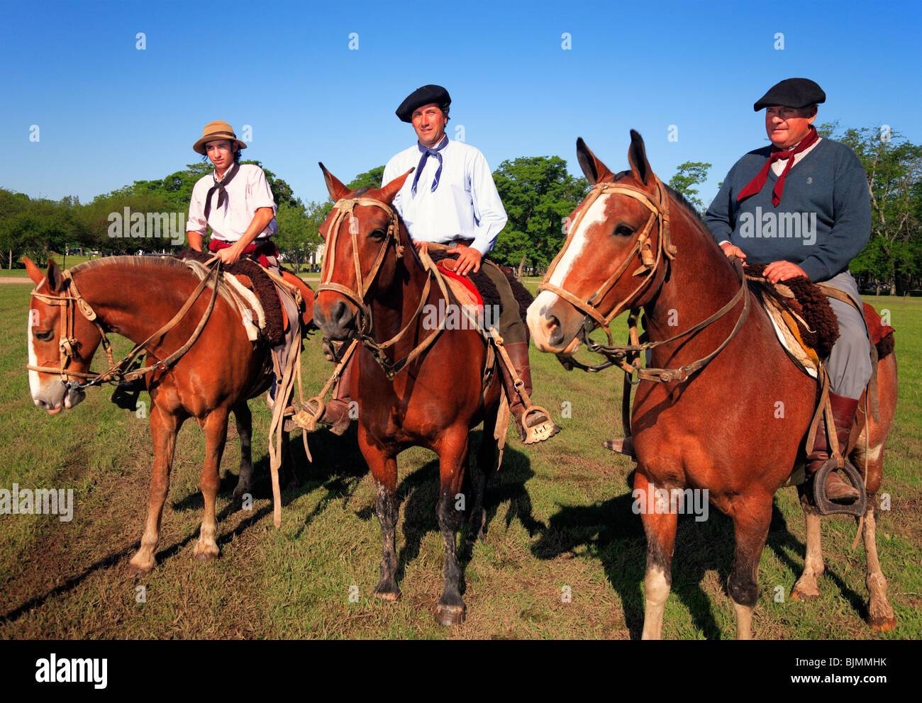 Paisanos (moderne Gauchos) mit Pferden auf San Antonio de Areco Gaucho-Festival. (Fiesta De La Tradicion / party-Tradition). Stockfoto