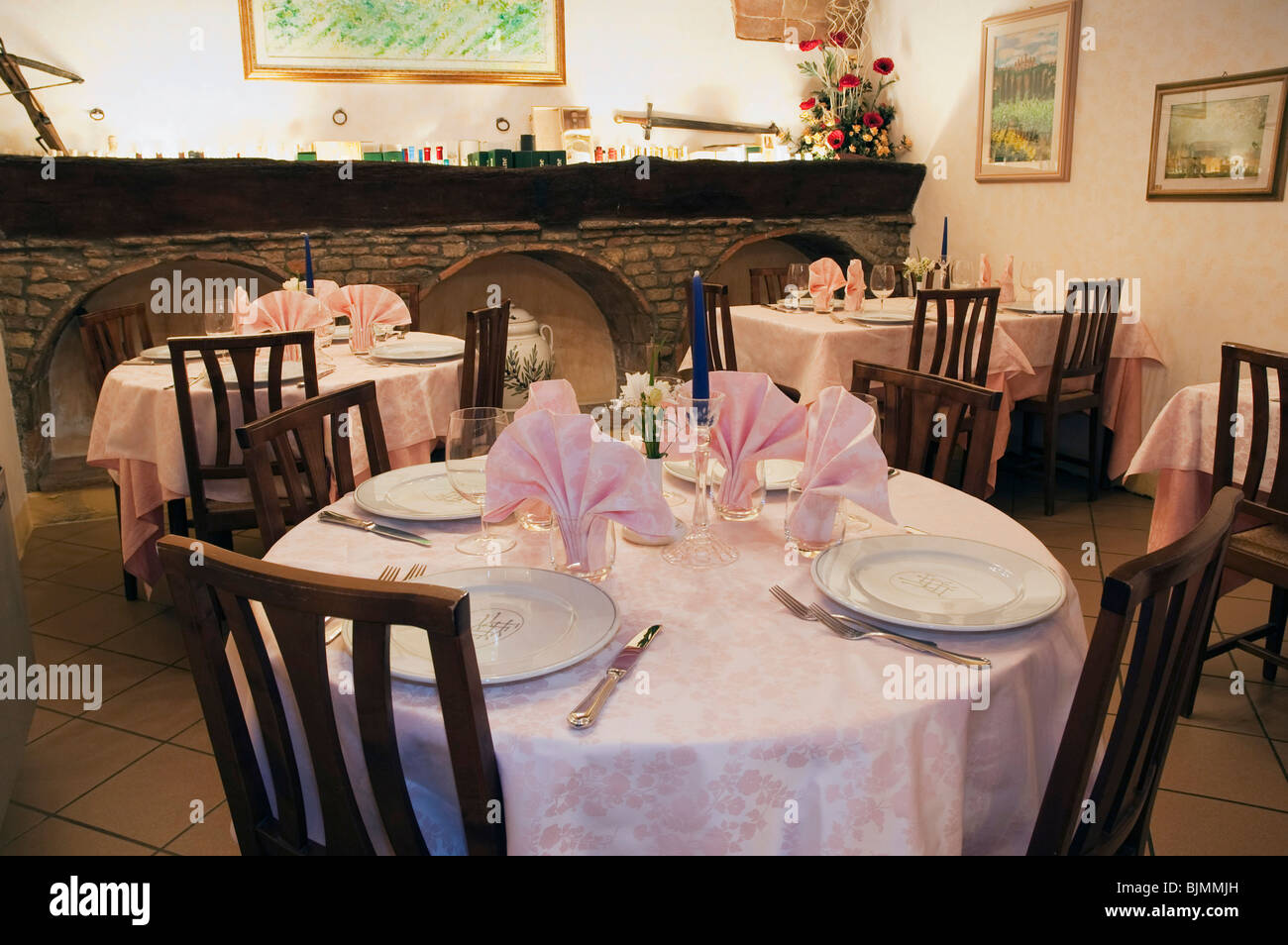 Gedeckte Tische im Restaurant Il Pino, San Gimignano, Toskana, Italien, Europa Stockfoto