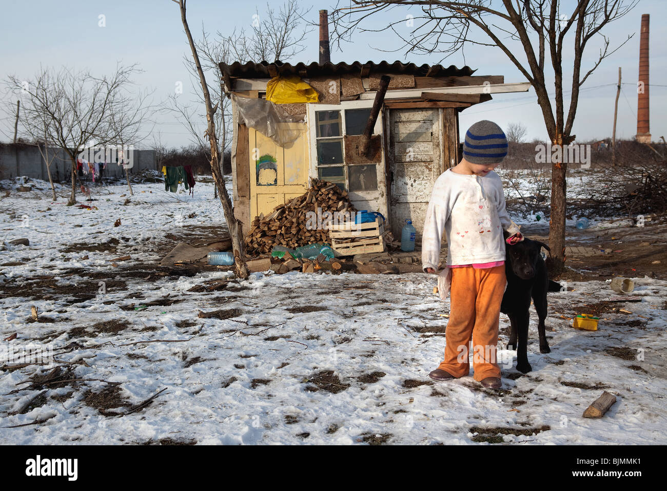 Ein junges Roma-Mädchen steht vor der Hütte, die sie mit ihrer Familie in Arad, Rumänien, am Rande der Stadt Müllkippe teilt. Stockfoto