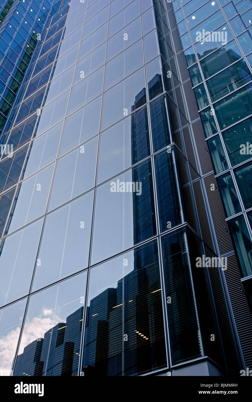 Reflektierten Gebäude in Glasverkleidung Stockfoto