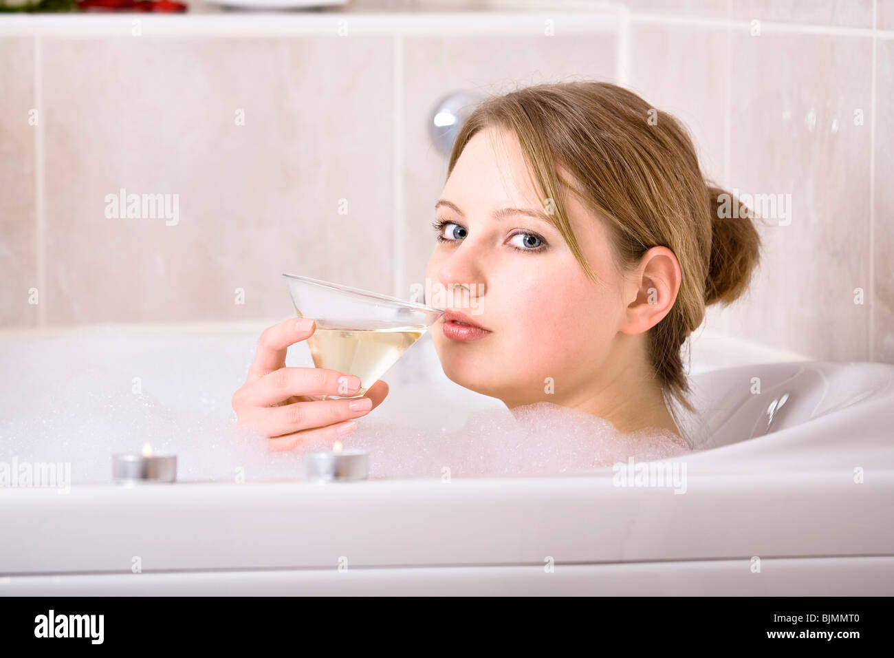Junge Frau in der Badewanne Stockfoto