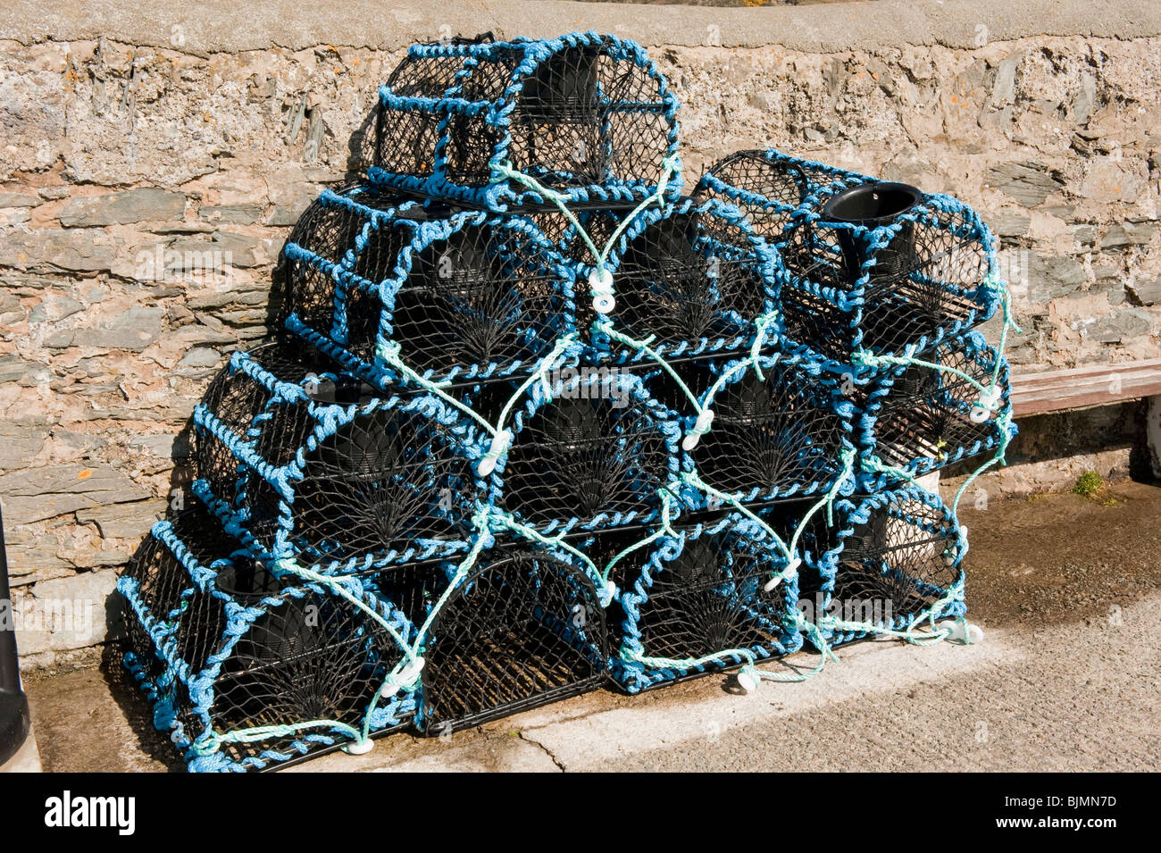 Krabben-Töpfe auf Hafenmauer gestapelt Stockfoto