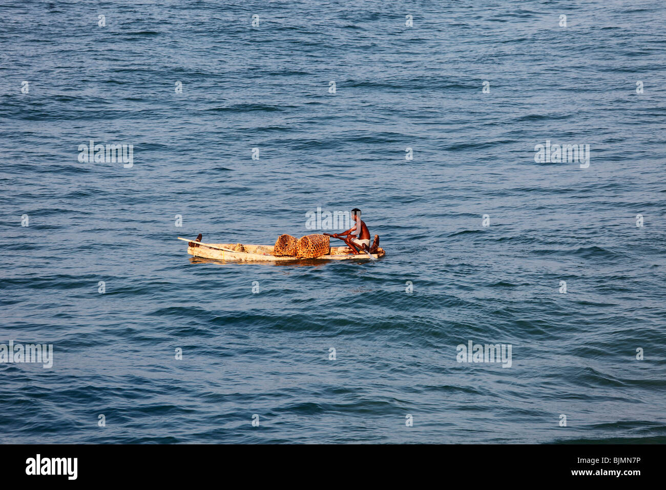 Fischer in einem kleinen Fischerort Boot, in der Nähe von Kovalam, Kerala, südlichen Malabarküste, Malabar, Indien, Indien, Asien Stockfoto