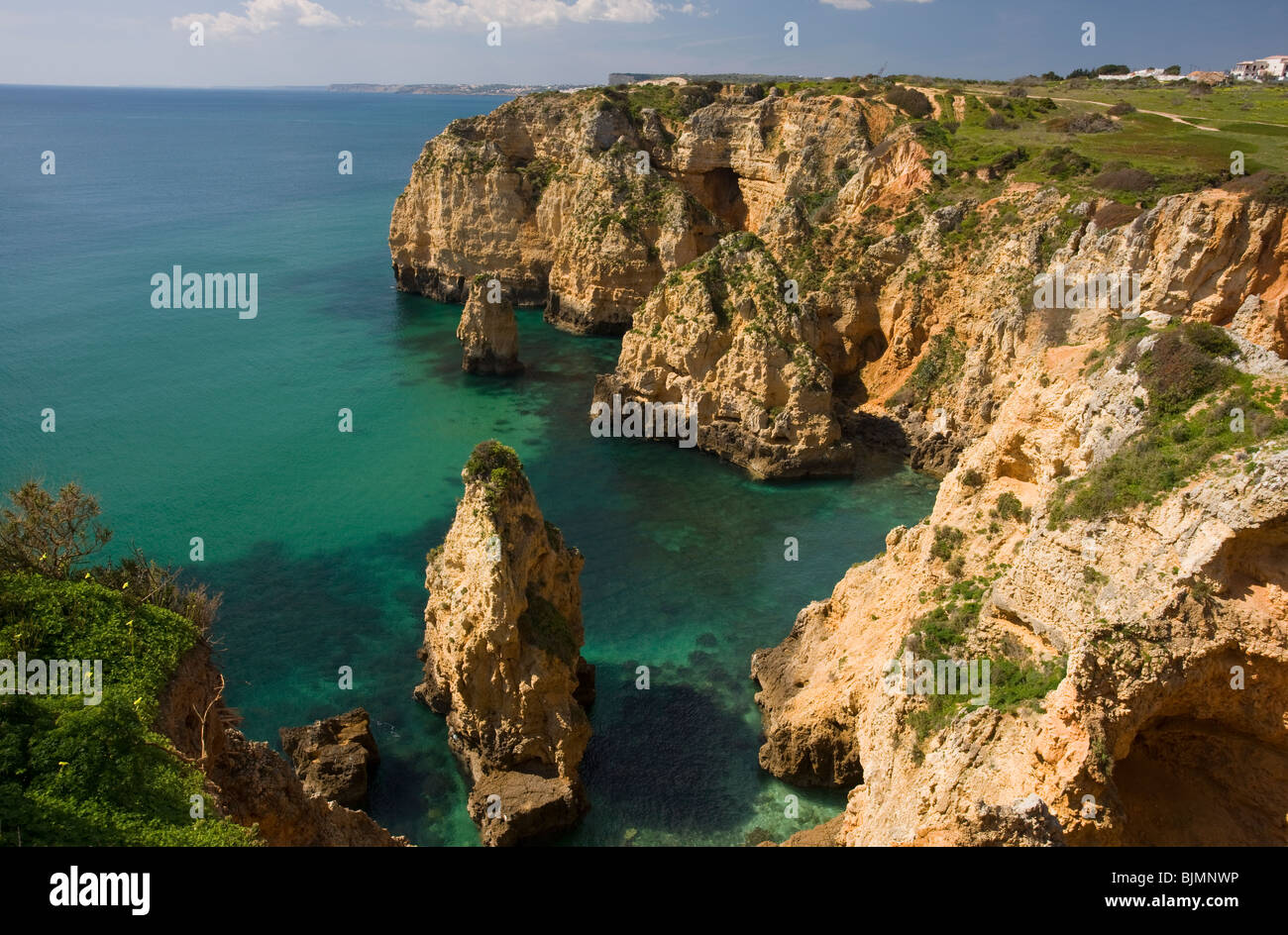 Erodieren, Klippen, Stacks und Inselchen am Ponta da Piedade, in der Nähe von Lagos, Algarve, Portugal. Stockfoto