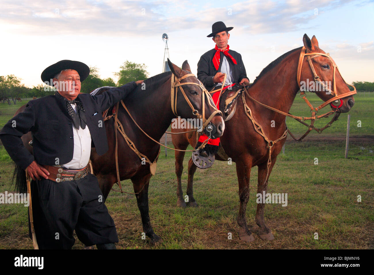 Paisanos (moderne Gauchos) mit Pferden auf San Antonio de Areco Gaucho-Festival. (Fiesta De La Tradicion / party-Tradition). Stockfoto