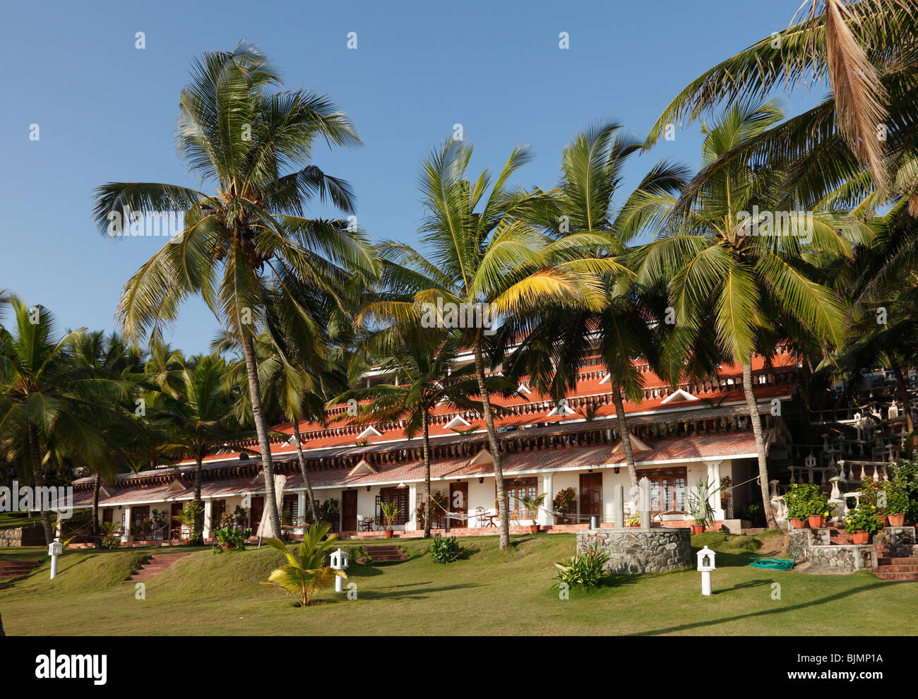 Hotelkomplex mit Kokospalmen, Bethsaida Hermitage in der Nähe von Kovalam, Kerala, Indien, Indien, Südasien Stockfoto