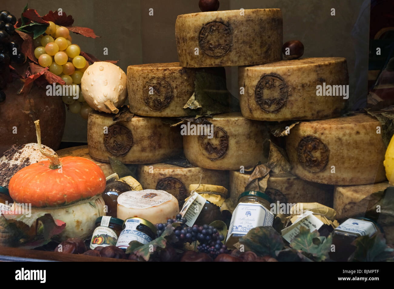 Pecorino-Käse in einem Feinkost Shop, Pienza, Toskana, Italien, Europa Stockfoto