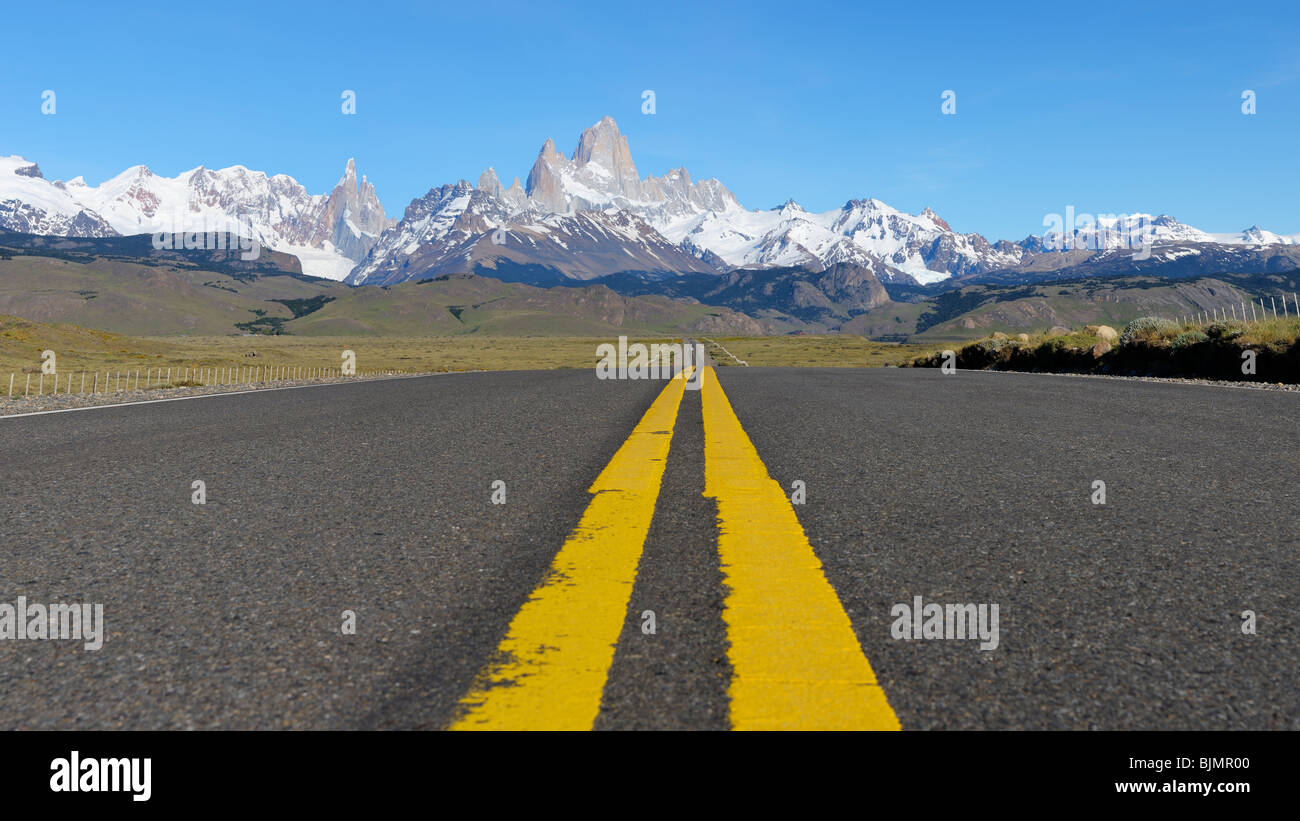 Straße Markierungen und den Anden, El Chalten, Patagonien, Argentinien, Südamerika Stockfoto