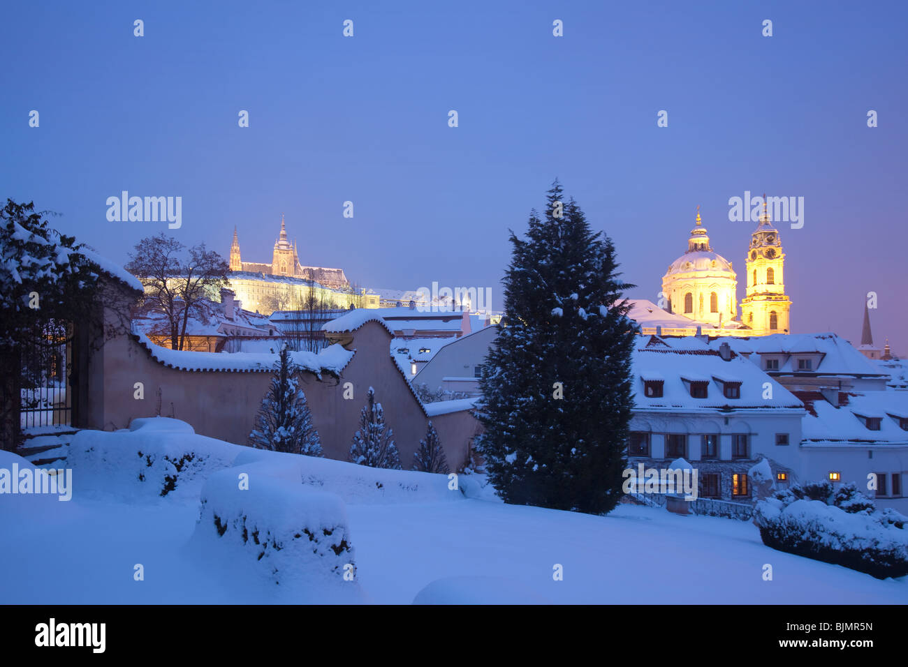 Prag - Hradschin Burg und st. Nicolaus-Kirche im Winter Stockfoto