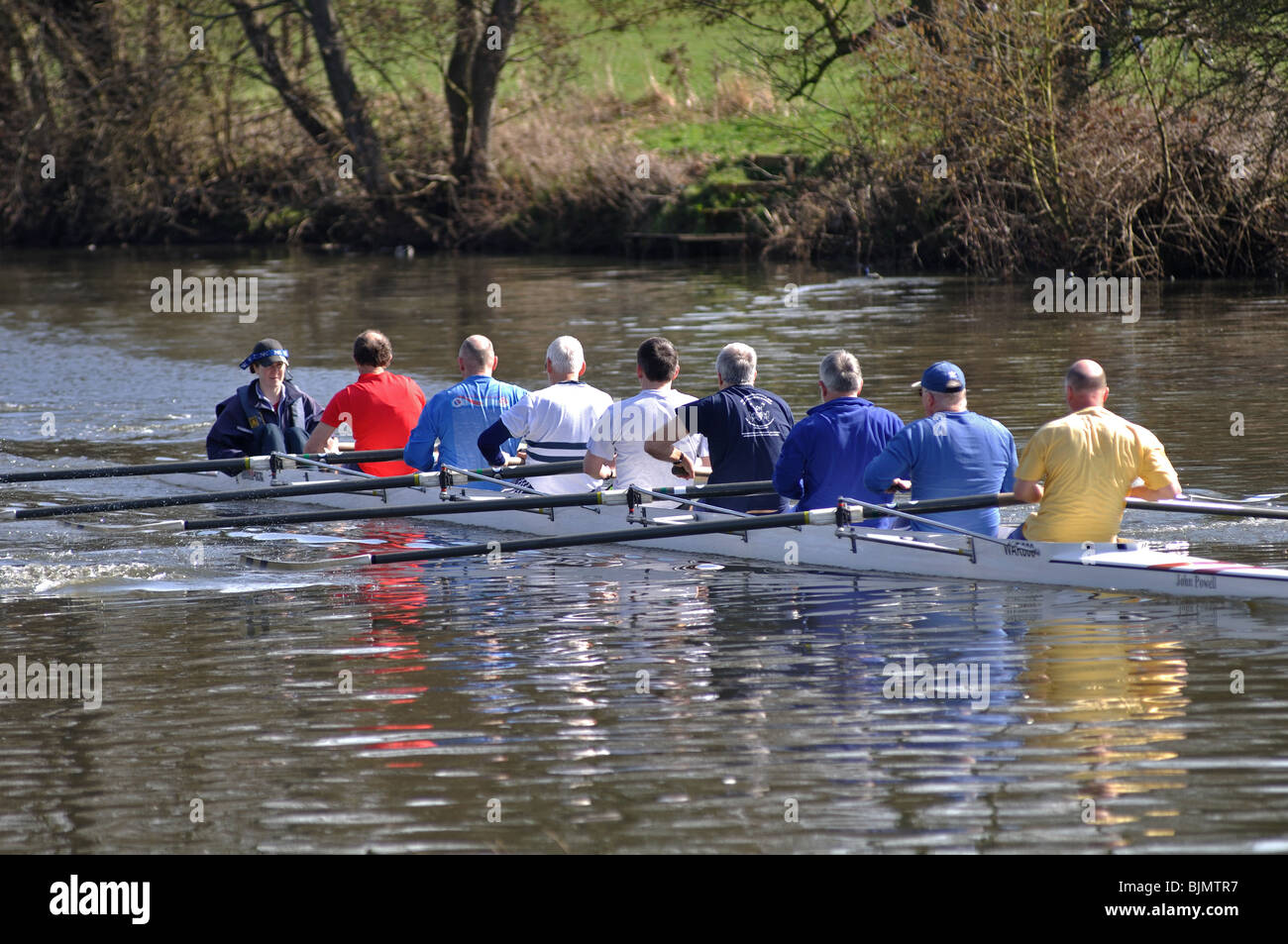 Männliche Ruderer training am Fluss Avon, Warwick, Warwickshire, England, UK Stockfoto