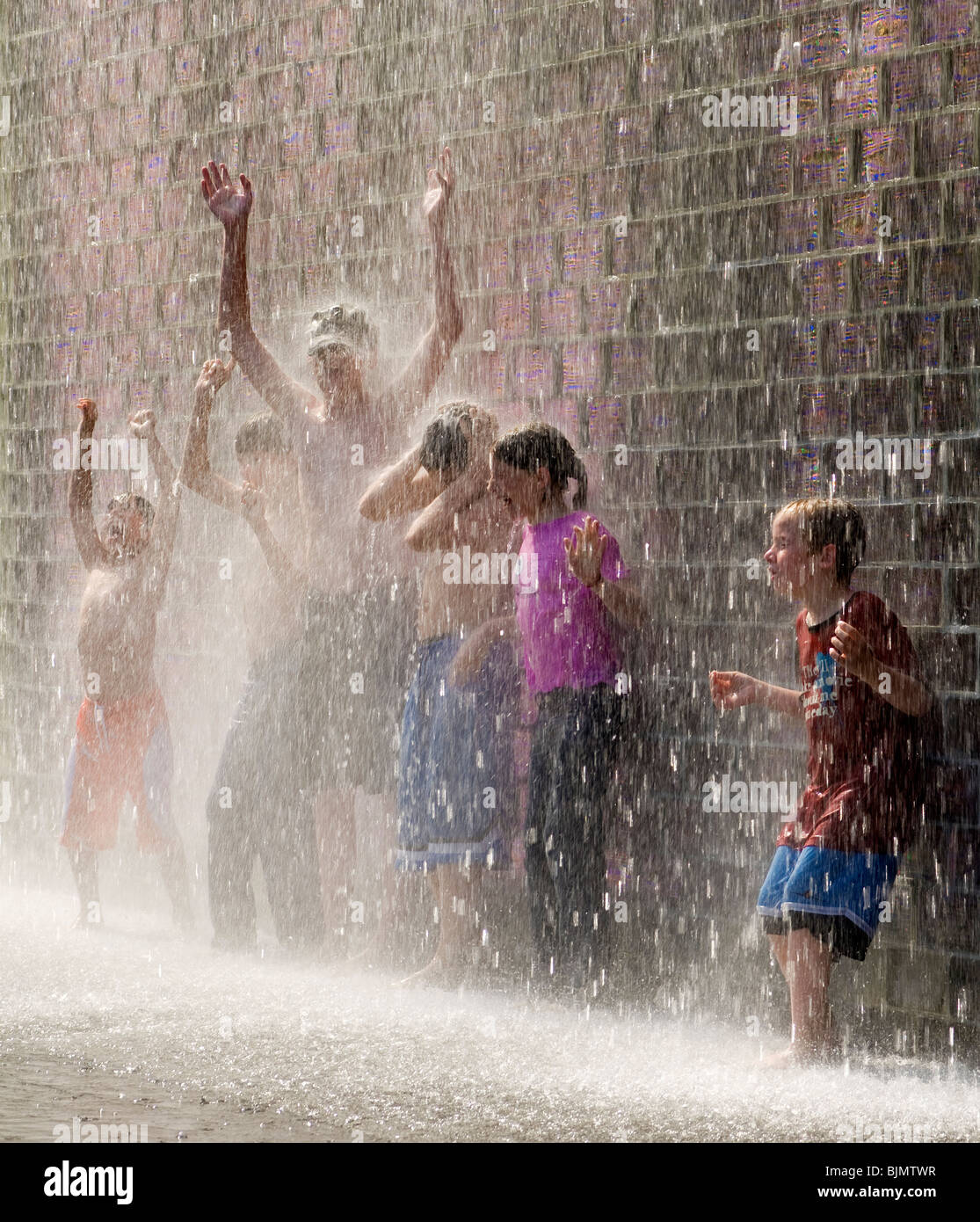 Chicago Millennium Park Kinder und Jugendliche spielen in öffentlichen Brunnen Stockfoto