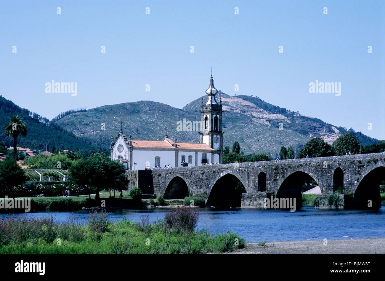 Die römische Brücke in Ponte de Lima, im Norden Portugals Region Minho, führt zu der Stadt Kirche von Santo António. Stockfoto