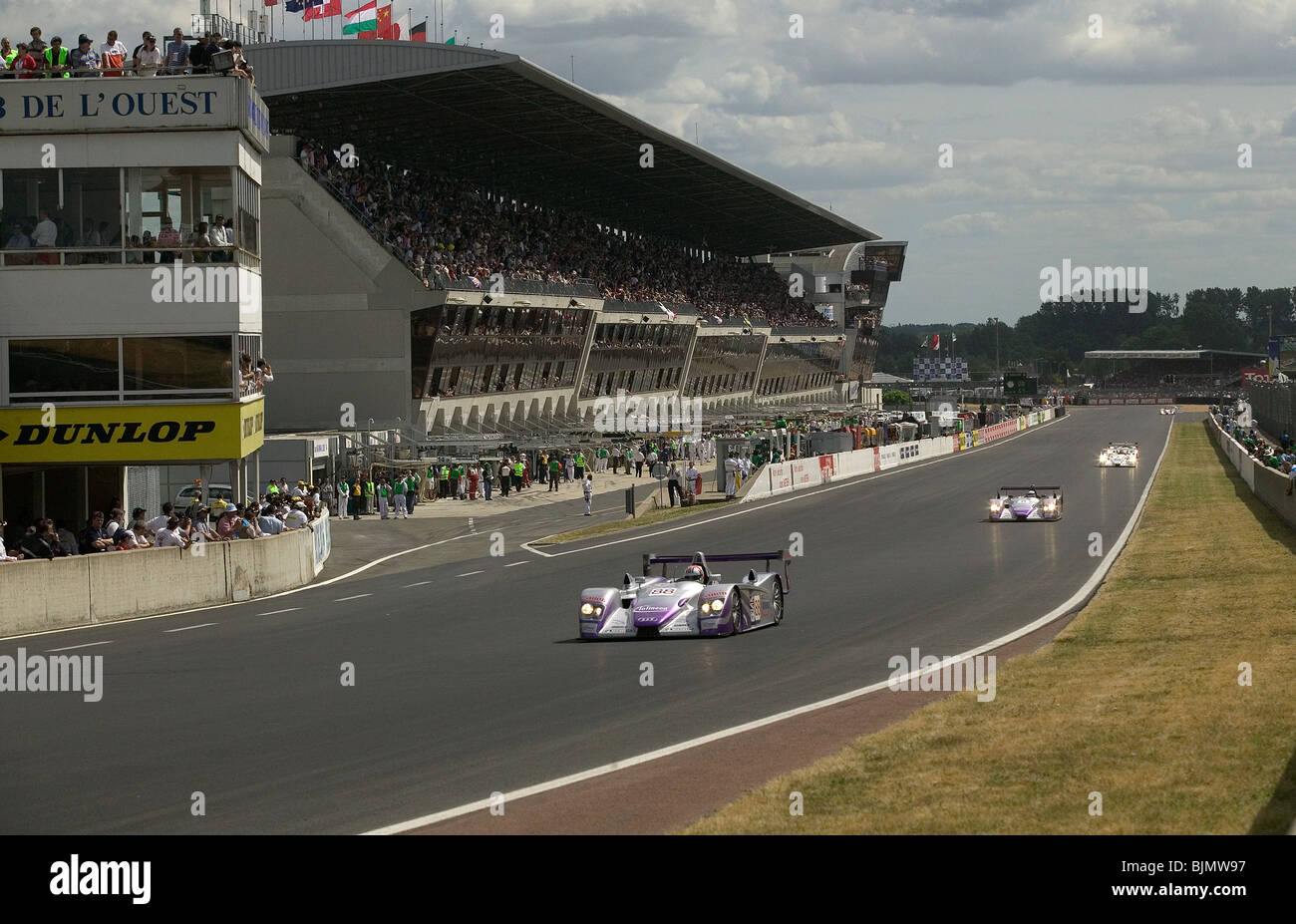 Audi R8 in der ersten Runde des 2004 24-Stunden-Rennen von Le Mans Stockfoto