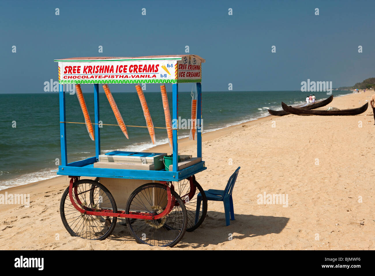Indien, Kerala, Vypeen Island, Cherai Beach Eiswagen wartet auf Kunden Stockfoto
