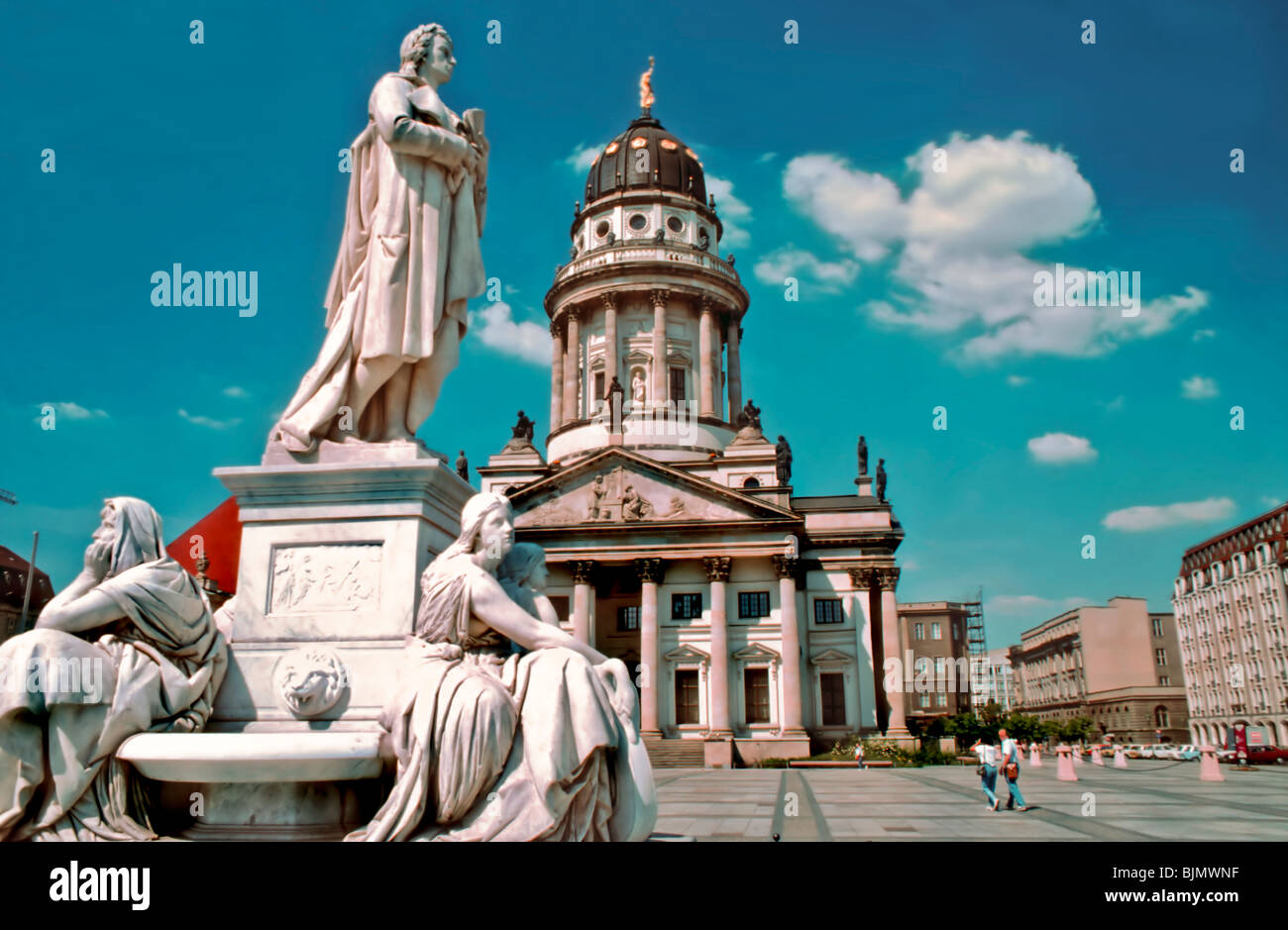 Berlin, Germany - Street Scene, Monuments, Gendarmen Markt, in Mitte Area, (Former Platz die Akademie), with French Church, Romantic sculpture museum statues on Display Stockfoto