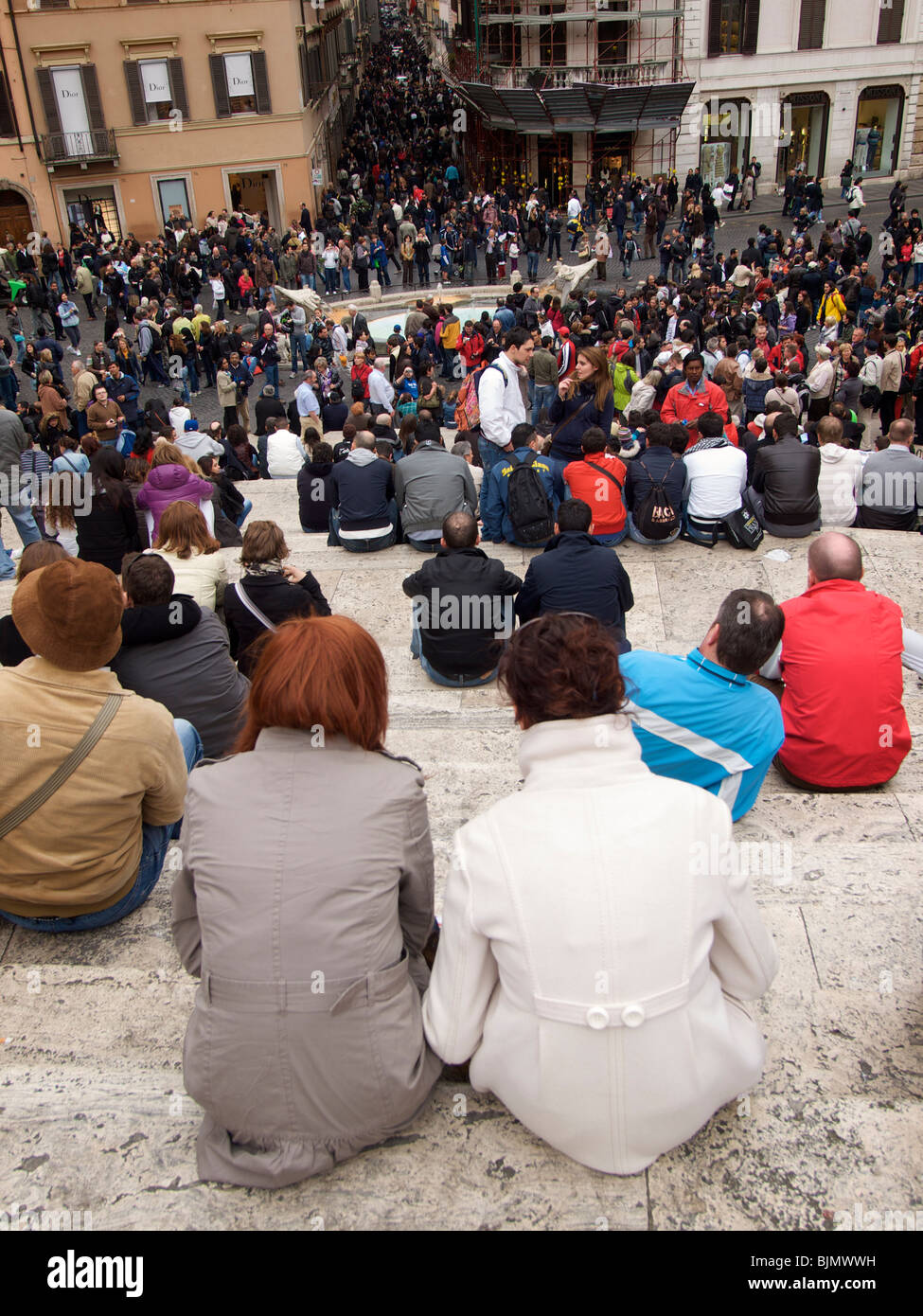 Viele Leute auf der spanischen Treppe in Rom Trinita Dei Monte Stockfoto