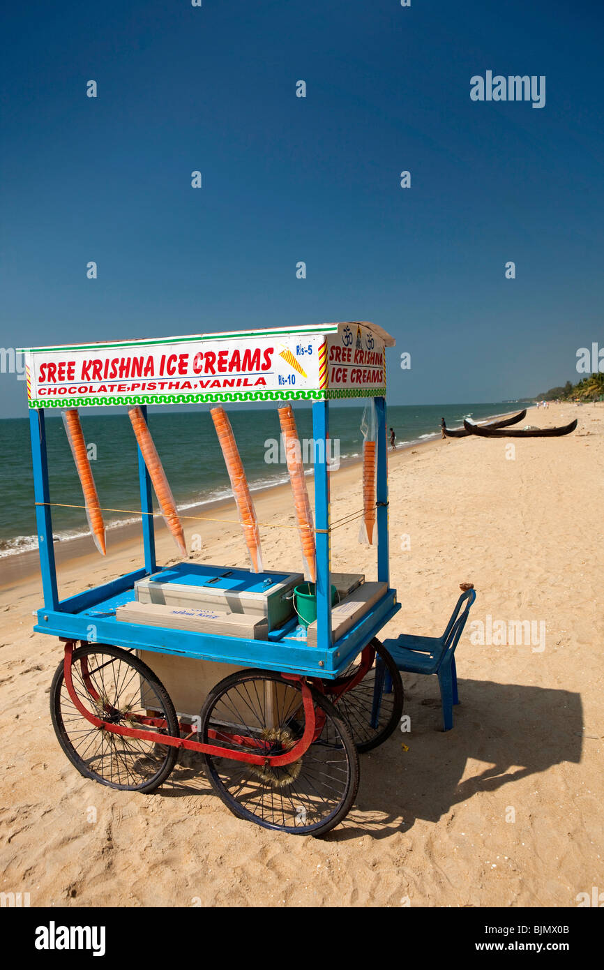 Indien, Kerala, Vypeen Island, Cherai Beach Eiswagen wartet auf Kunden Stockfoto