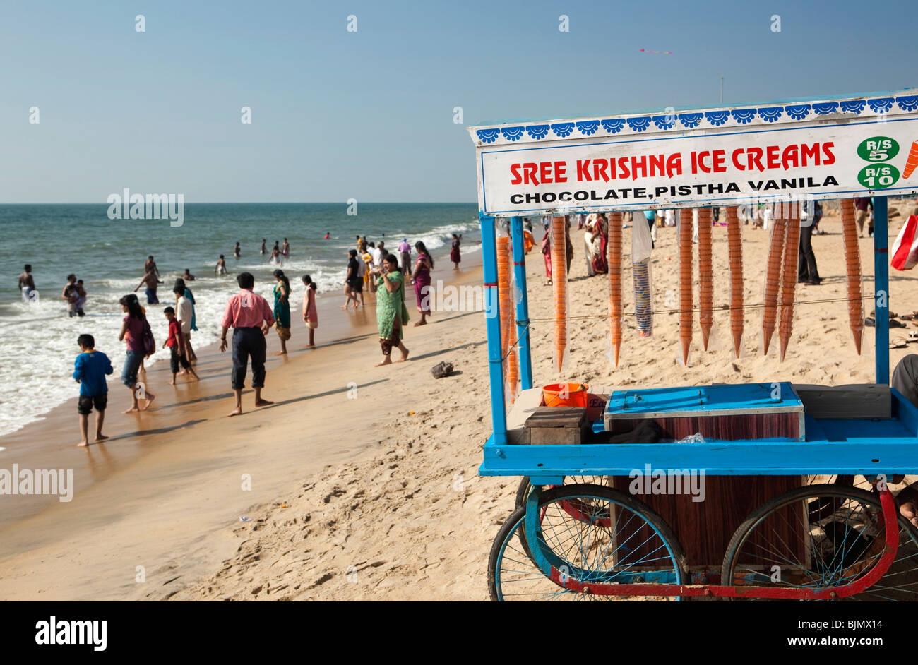 Indien, Kerala, Vypeen Island, Cherai Beach Eiswagen wartet auf Kunden Stockfoto