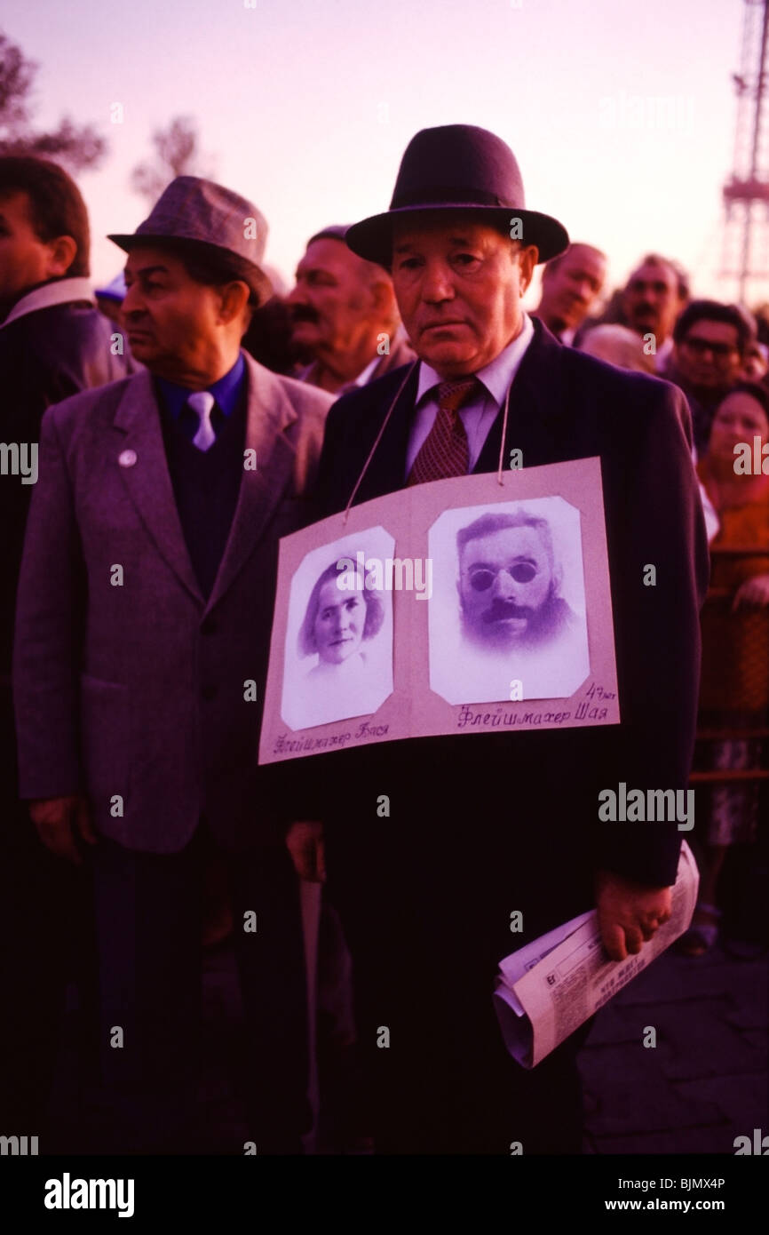 Jüdischen Mann mit Fotografien von Menschen getötet in Babi Jar von den Nazis während 50. Jubiläumsfeier in Kiew, Ukraine Stockfoto