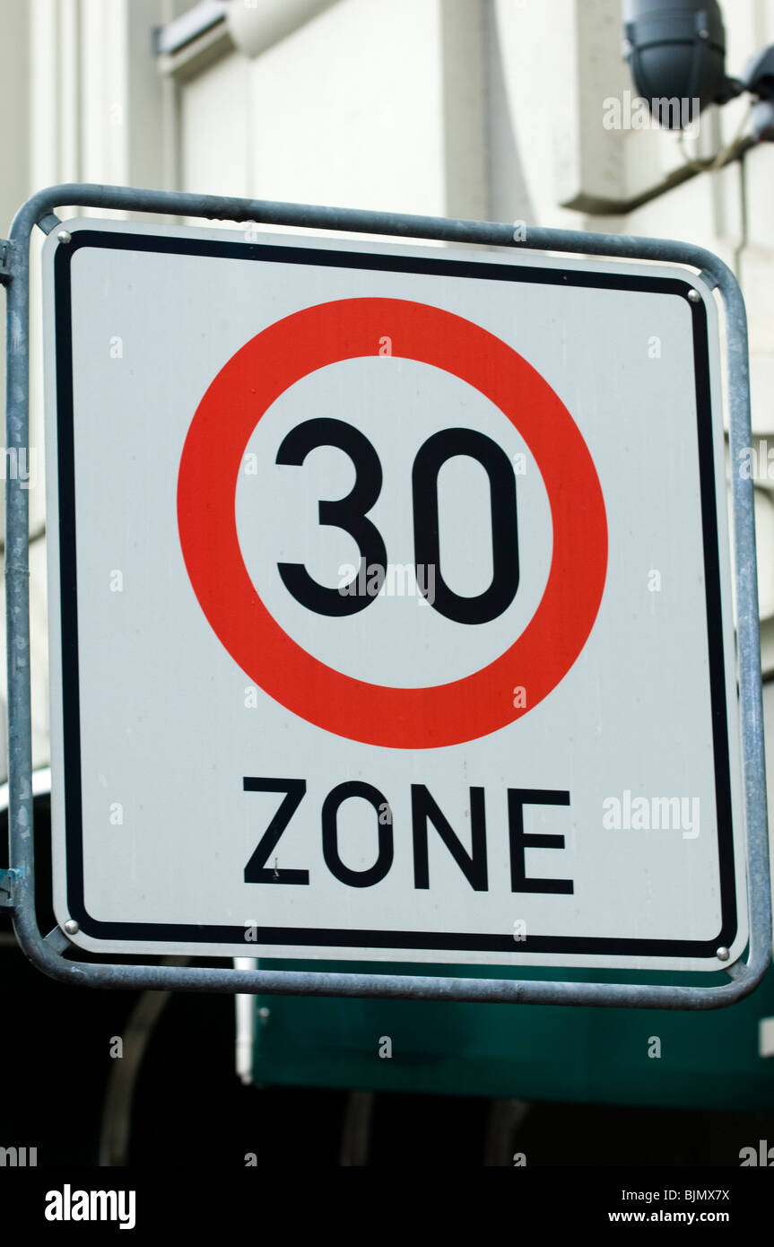 30 Kilometer Höchstgeschwindigkeit Zone Zeichen in den Straßen von Berlin Deutschland Europa Stockfoto