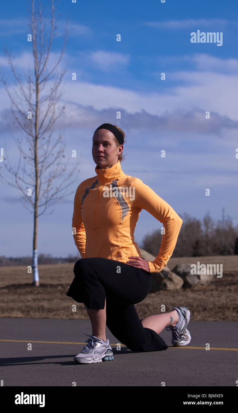 Frau im Stadtpark Outdoor-Strecken Stockfoto