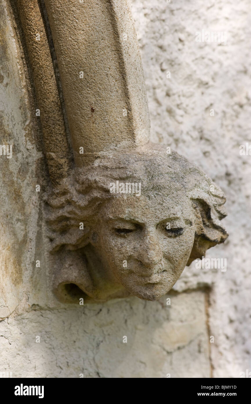 Außenwand der Kirche Detail einen Stein Gesicht außerhalb St. Mary die Jungfrau Pfarrkirche Turville Buckinghamshire UK Stockfoto