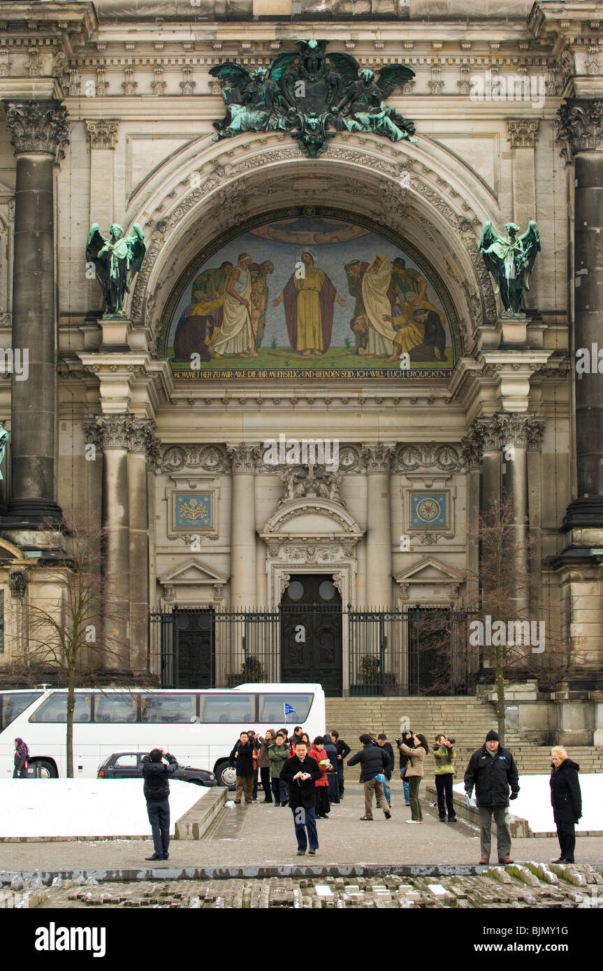 Touristen vor dem Eingang der Berliner Dom Berlin Deutschland Stockfoto