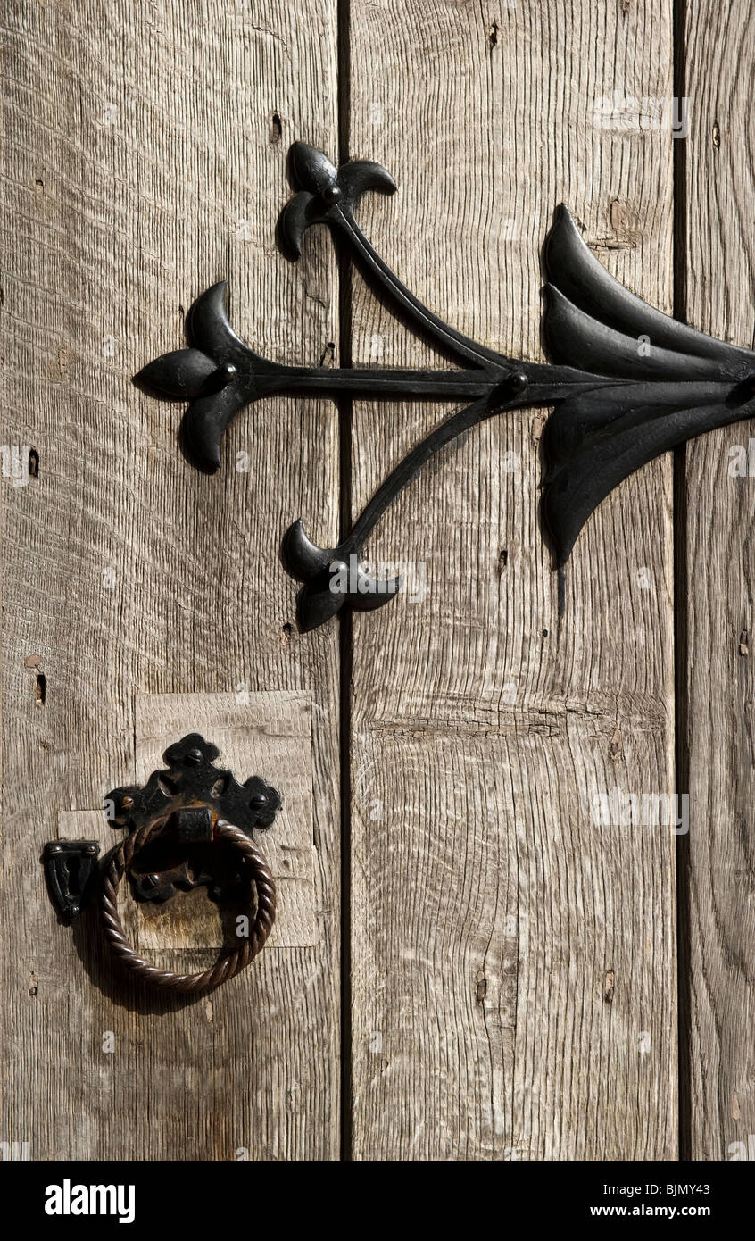 hölzerne Eingang Tür Detail, Eisen Scharnier und Griff von Str. Mary die Jungfrau Pfarrei Kirche Hambleden Buckinghamshire UK Stockfoto