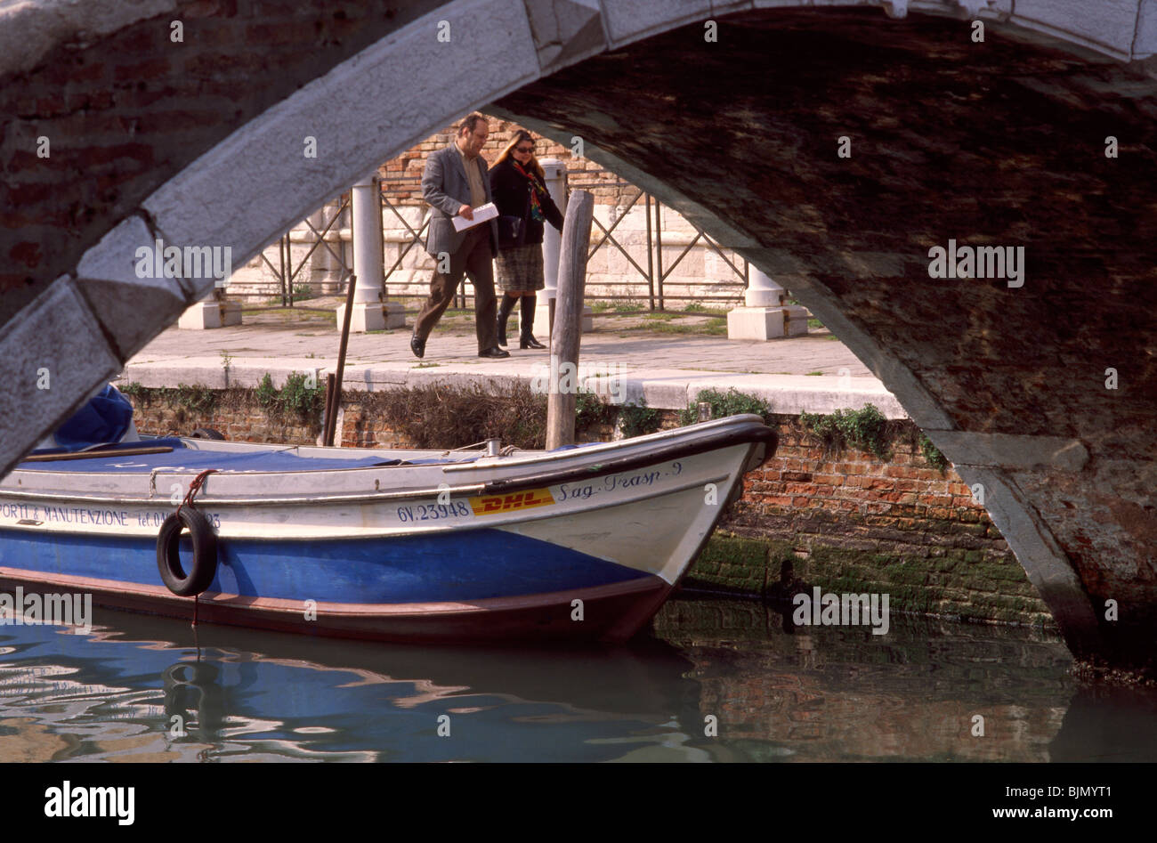 Venedig, März 2008--DHL Lieferung Boot in Venedig Stockfoto