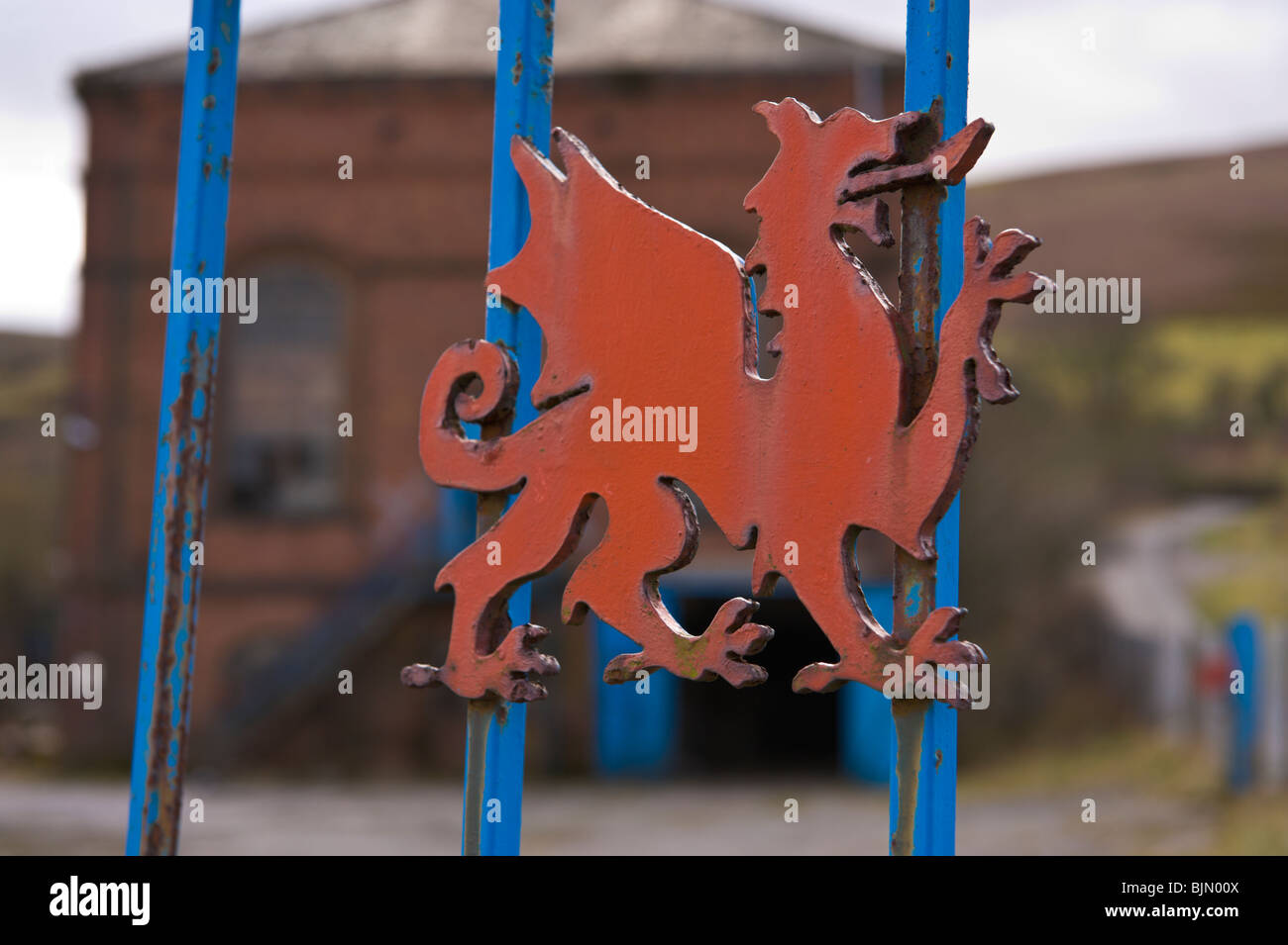 Walisischer Drache auf Tore der verfallenen ehemaligen engineering-Fabrik in der Nähe von Talywain Torfaen South Wales UK Stockfoto