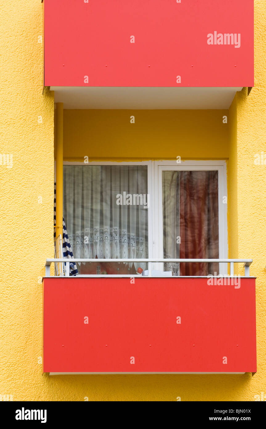 Berlin Deutschland modernen Mehrfamilienhaus mit roten Balkone Stockfoto