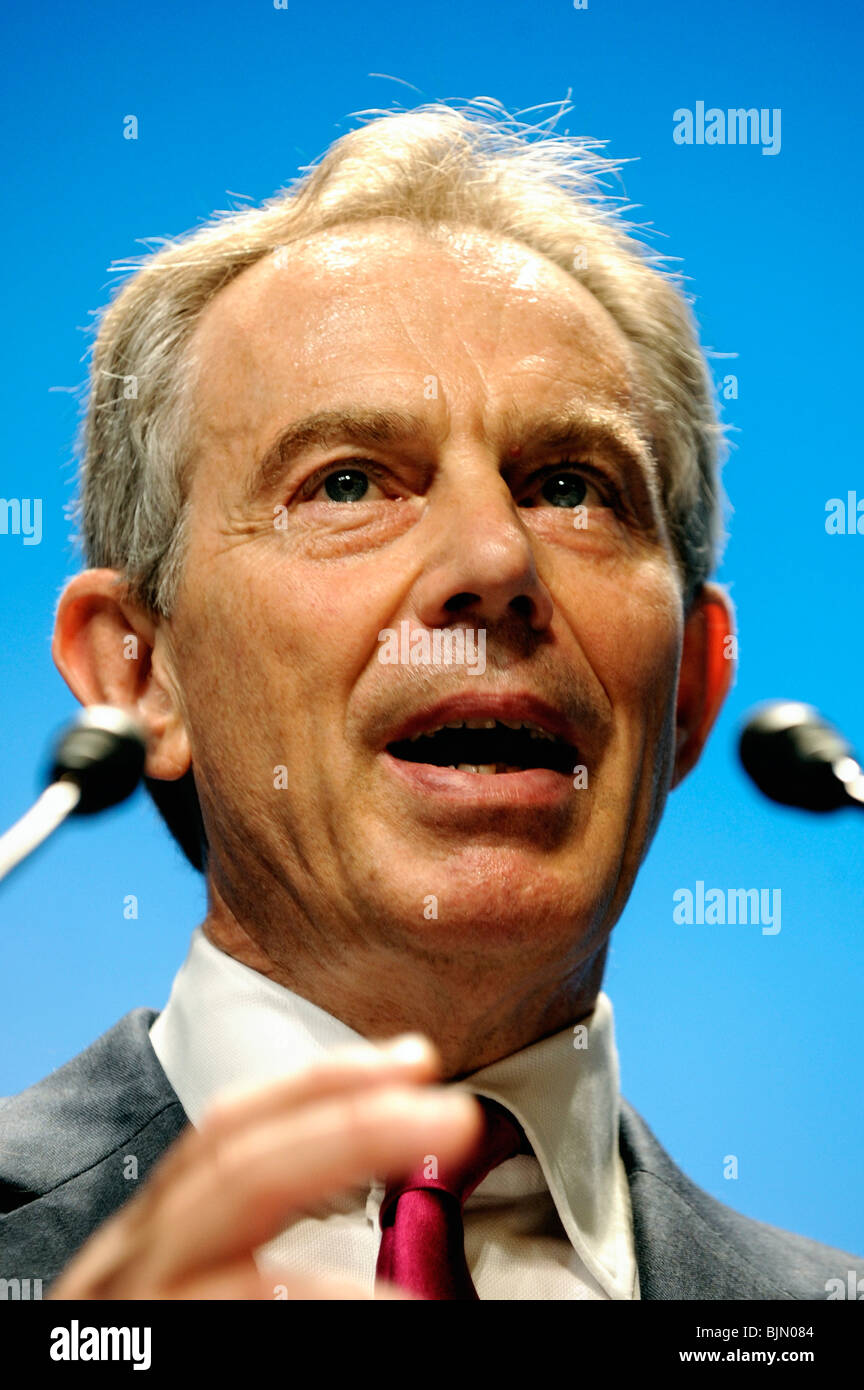 Ehemaliger Britischer Premierminister Tony Blair Spricht Wahrend Der Prasentation Seines Klima Berichts In Tokio Stockfotografie Alamy