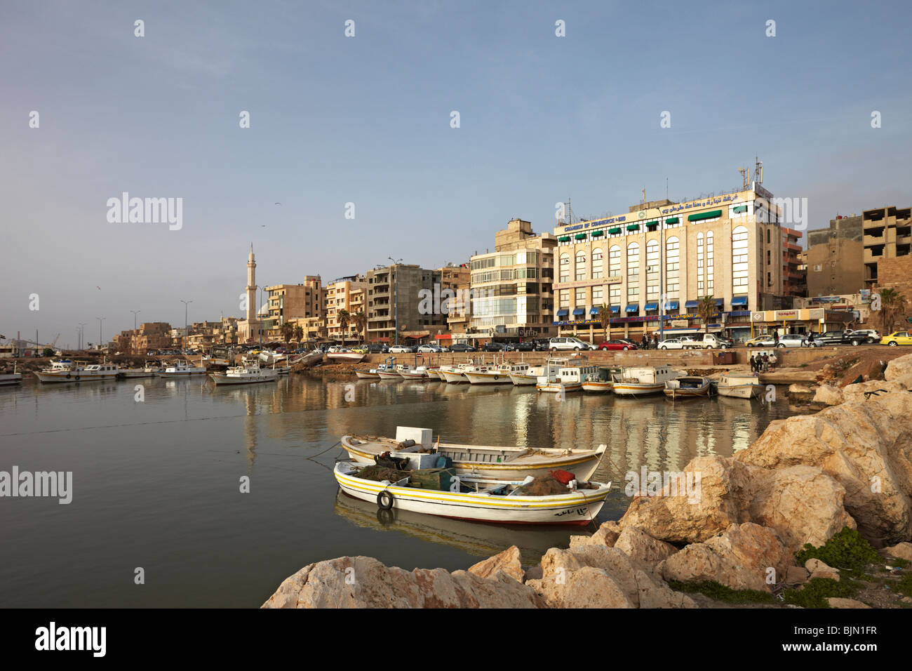 Tartous Syrischer Hafen am Abend Stockfoto