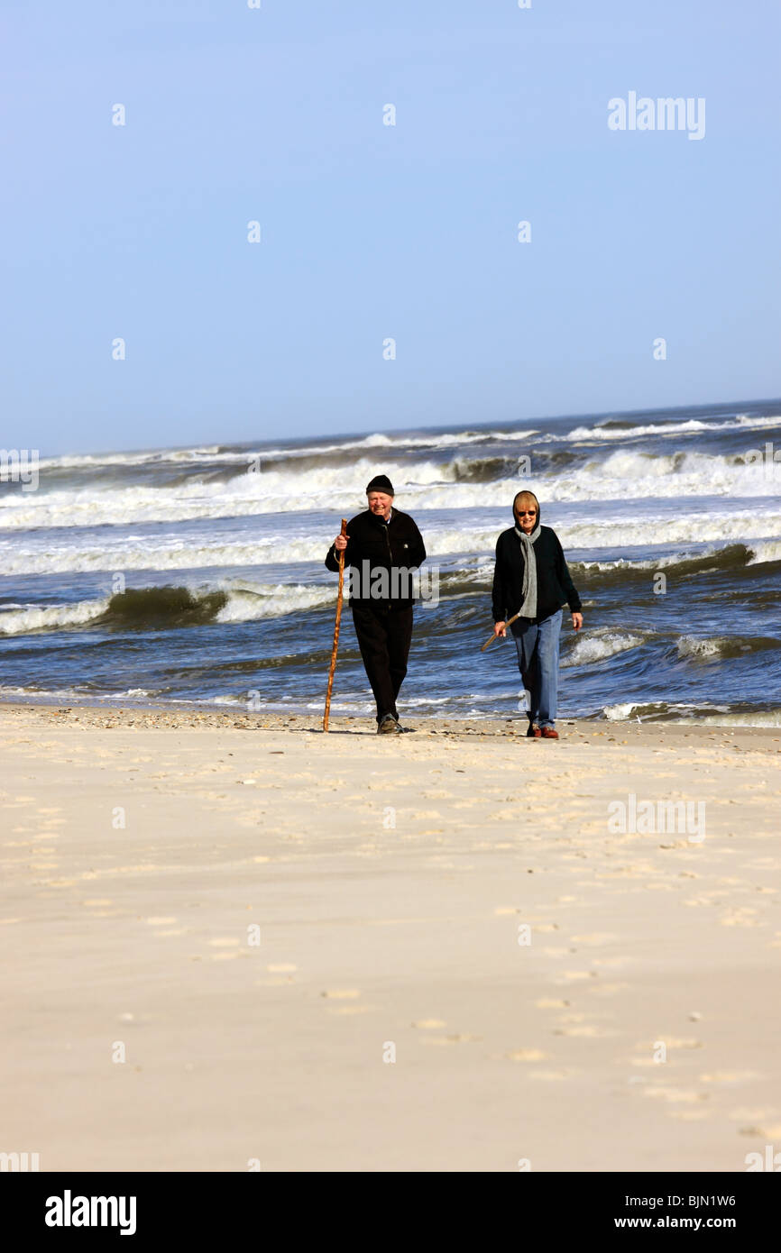 Älteres Ehepaar, für einen Spaziergang am Strand, Long Island, NY Stockfoto