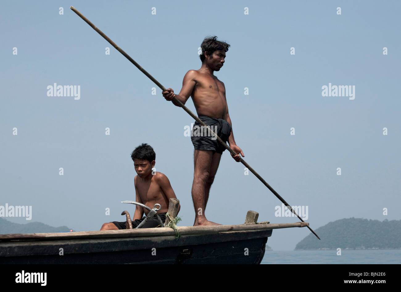Myanmar-Seezigeuner, die nomadische Jäger und Sammler der Süd-Ost Asien harpunieren auf traditionelle Weise, von einem Boot-Bug. Stockfoto