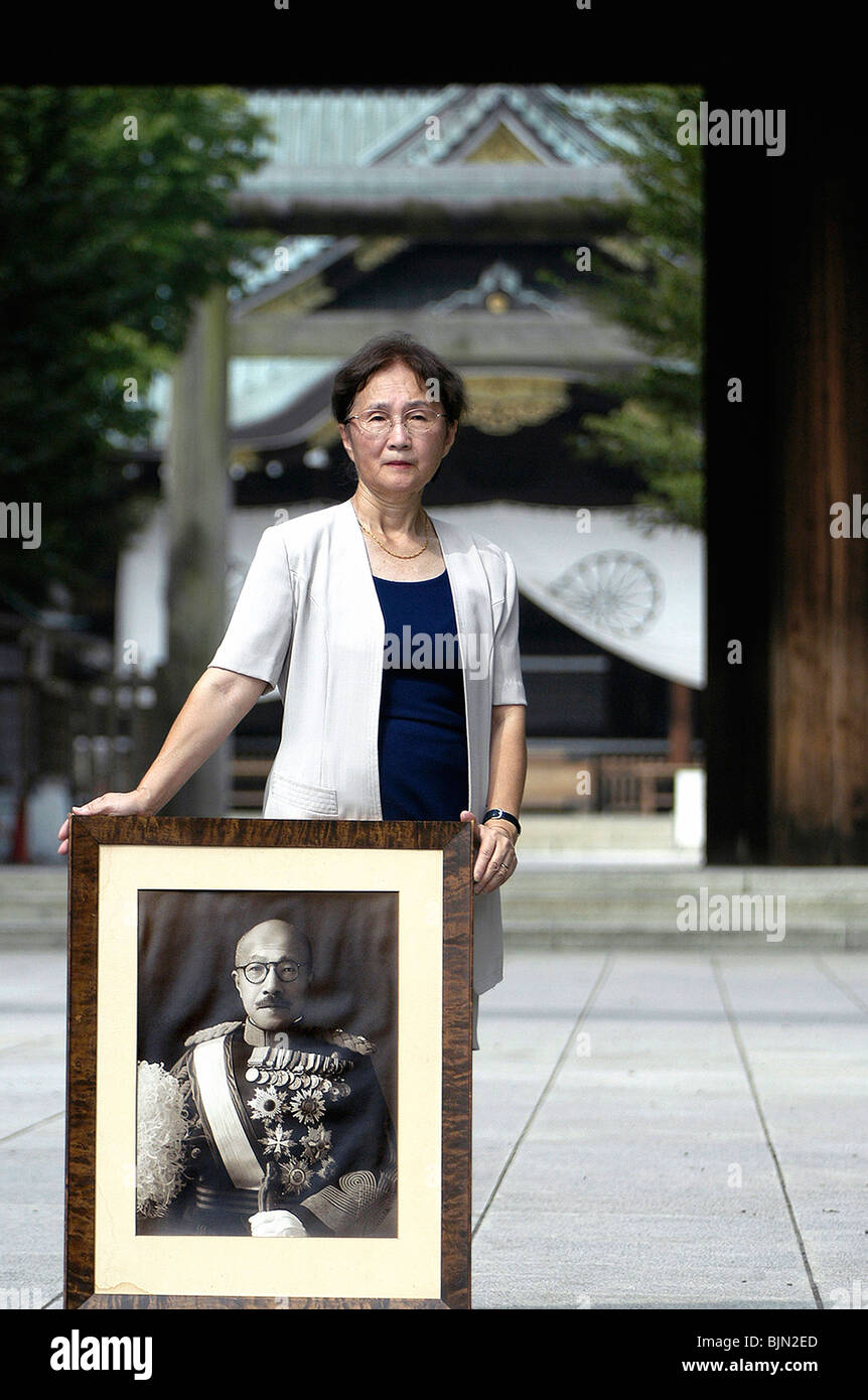 Yuko Tojo, Enkelin von Japans während des Krieges führend, Hideki Tojo, posiert mit einem Foto ihres Großvaters vor Yaskuni Heiligtum Stockfoto