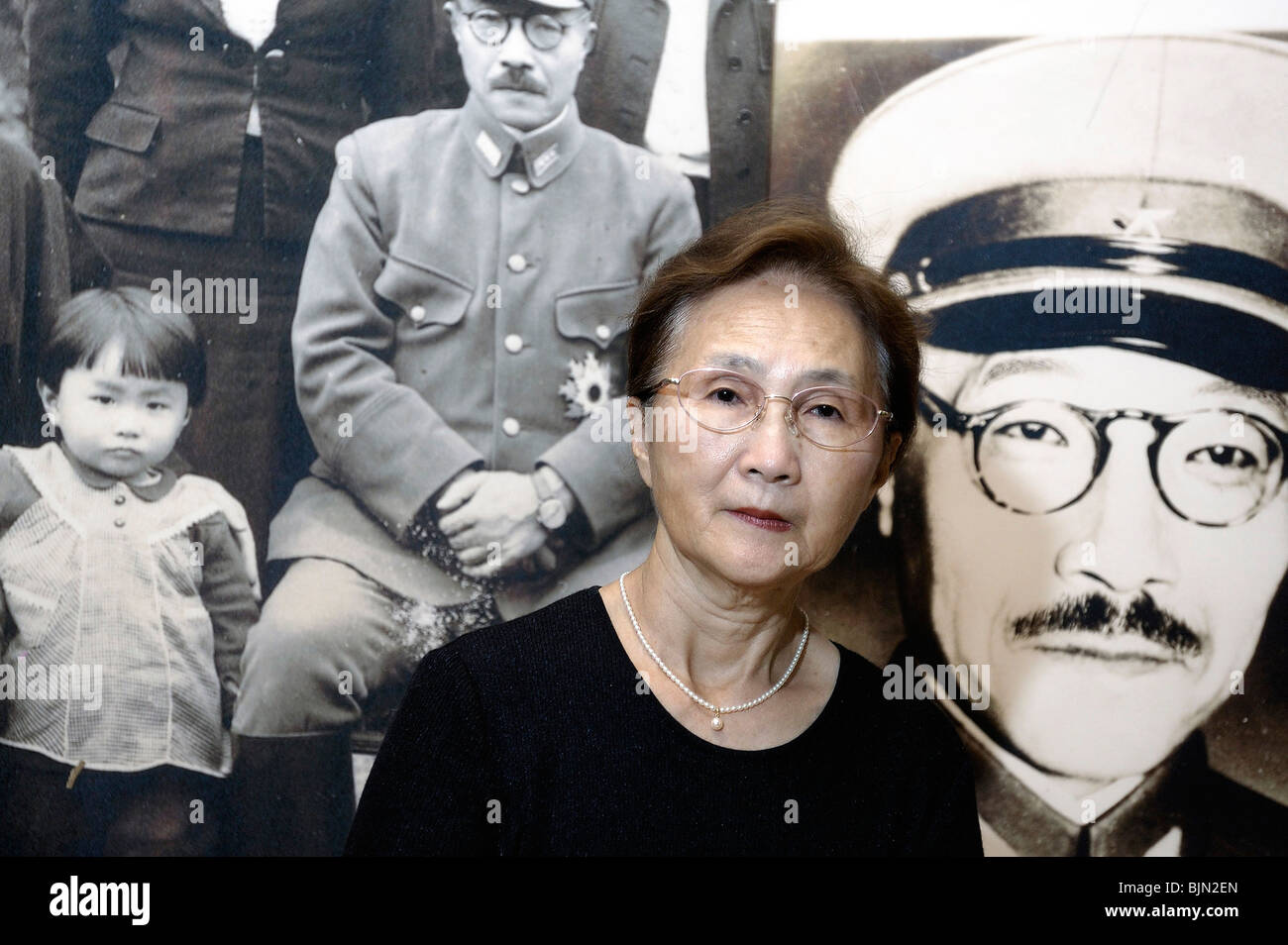 Yuko Tojo, Enkelin von Japans während des Krieges Führer, General Hideki Tojo, posiert mit einem Foto ihres Großvaters Stockfoto