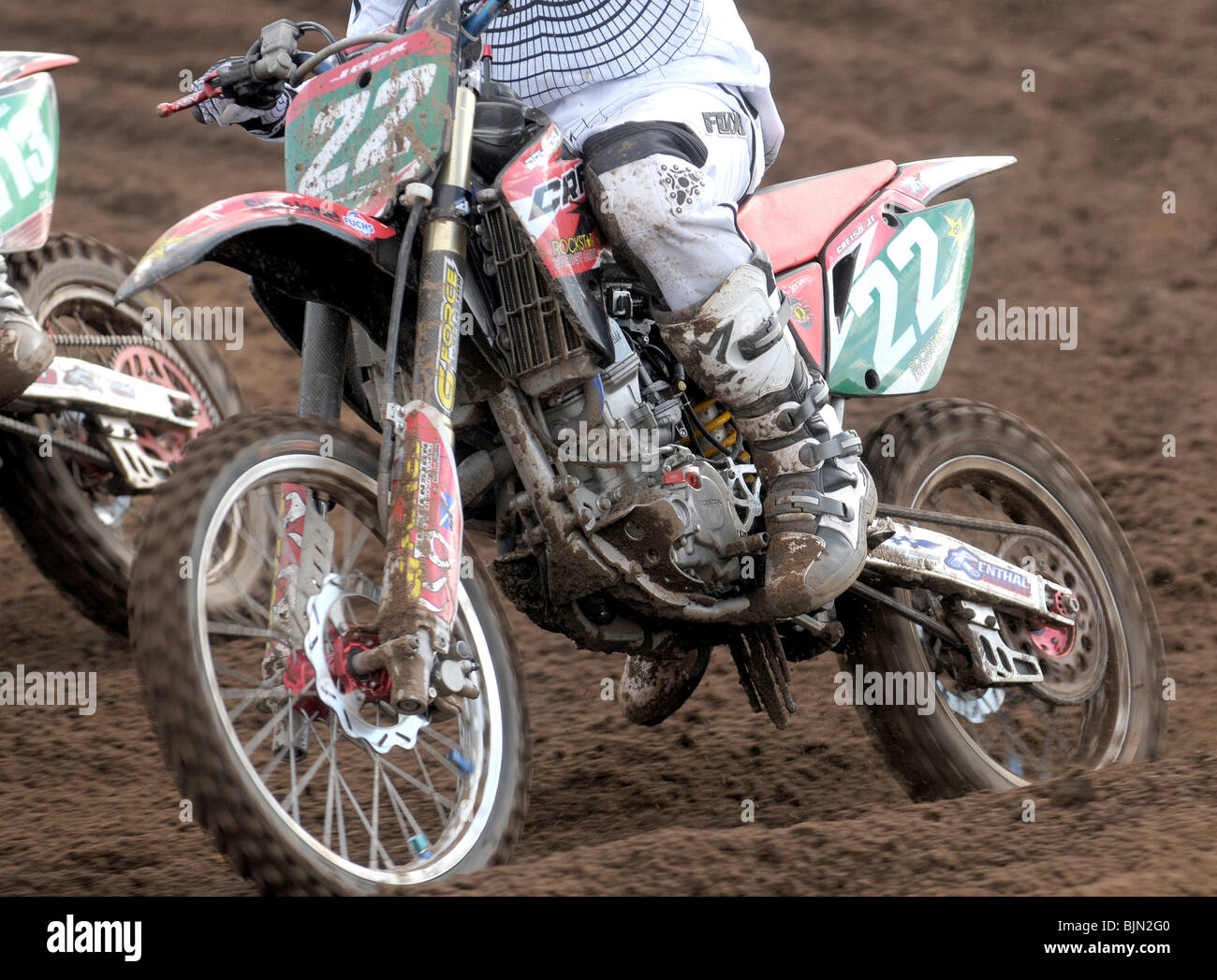 Junge Motorradfahrer nimmt eine Biegung auf seinem Motocross-bike Stockfoto