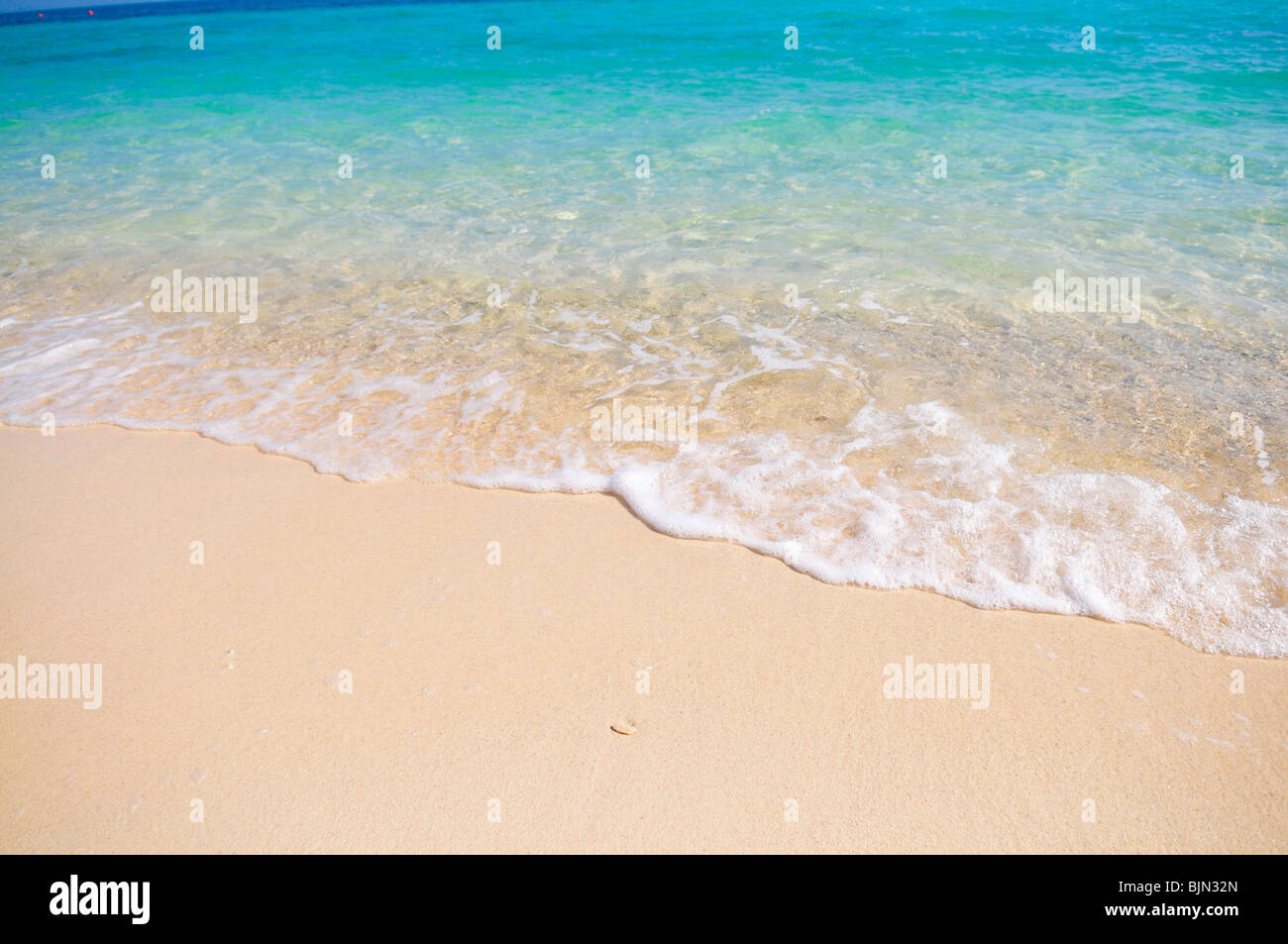 Tropischer Strand mit weißen Korallen Sand und ruhigem wave Stockfoto