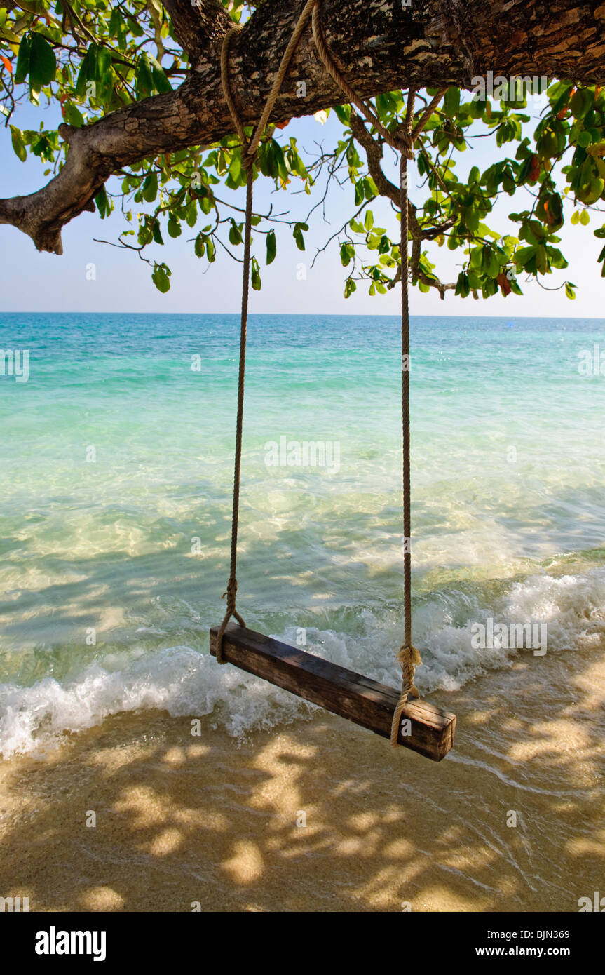 Swing am tropischen Strand Stockfoto