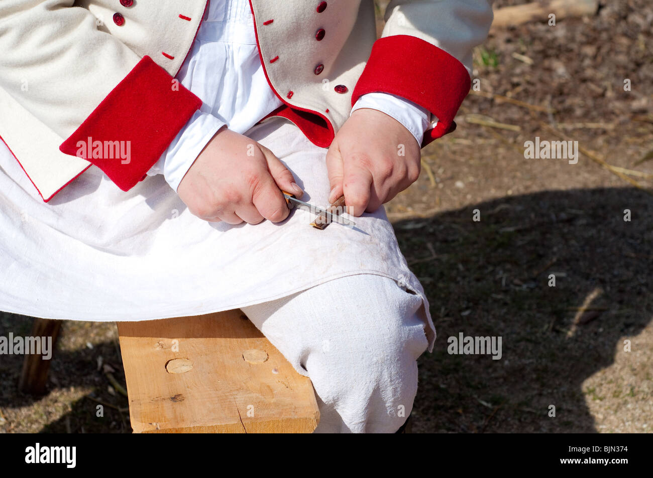 Mann macht Pfeifen aus Holz Stockfoto