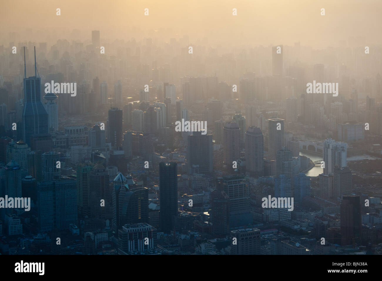 Trüben Abend Aussicht auf die Innenstadt Shanghai Huangpu Fluss von Pudong Lujiazui financial District, China Stockfoto Trüben Abend Aussicht auf die Innenstadt Shanghai Huangpu Fluss von Pudong Lujiazui financial District, China Stockfoto
