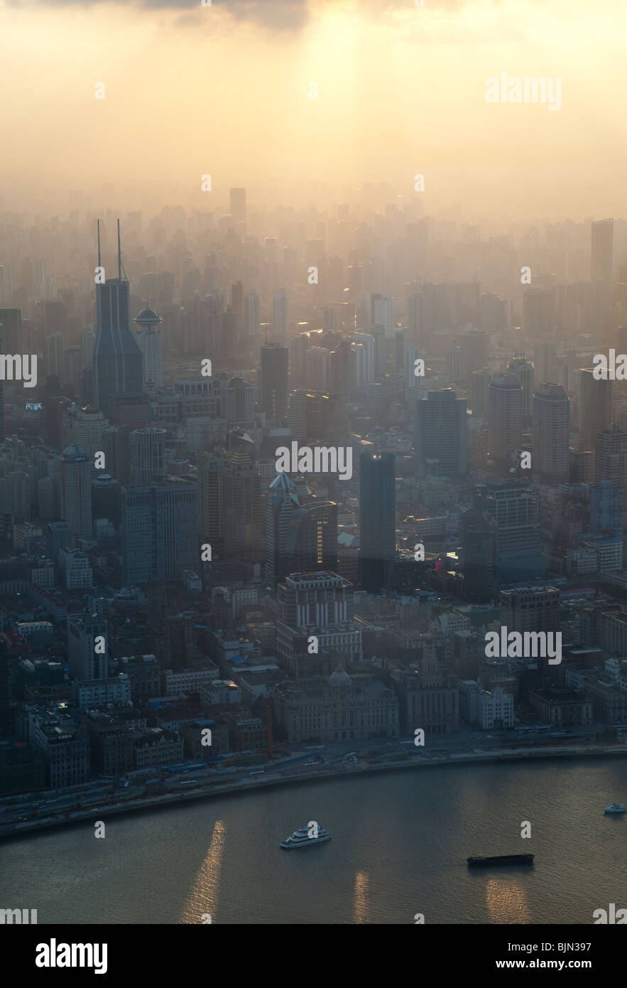Trüben Abend Aussicht auf die Innenstadt Shanghai Huangpu Fluss von Pudong Lujiazui financial District, China Stockfoto Trüben Abend Aussicht auf die Innenstadt Shanghai Huangpu Fluss von Pudong Lujiazui financial District, China Stockfoto