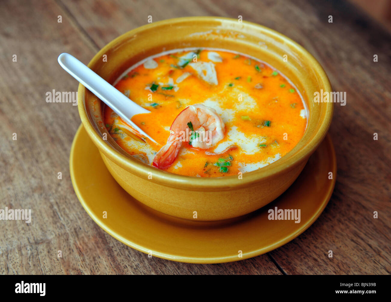 Schüssel mit würzigen Thai Tom Yum Soup Stockfoto