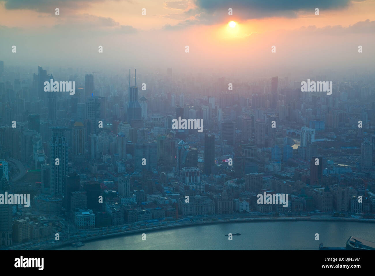 Trüben Abend Aussicht auf die Innenstadt Shanghai Huangpu Fluss von Pudong Lujiazui financial District, China Stockfoto Trüben Abend Aussicht auf die Innenstadt Shanghai Huangpu Fluss von Pudong Lujiazui financial District, China Stockfoto