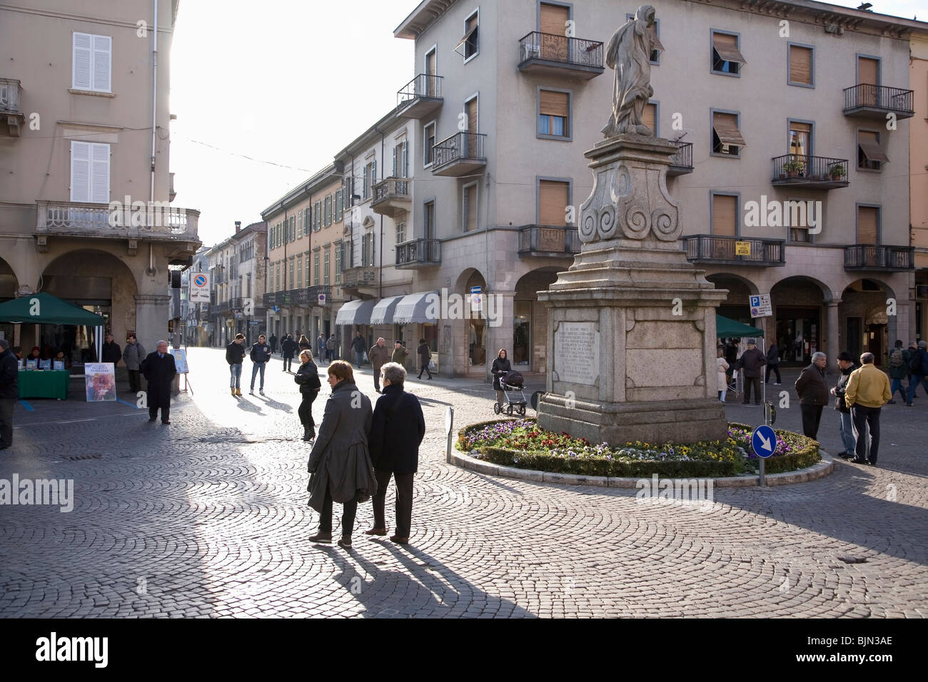 Piemont, Italien, eine Straßenszene Borgomaneros Innenstadt verwandelte sich in eine Samstag-Mall Stockfoto